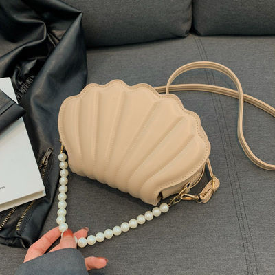 Custom Logo Avaliable Shell Shape Woman Handbag with Pearl Chain and Fashion Design