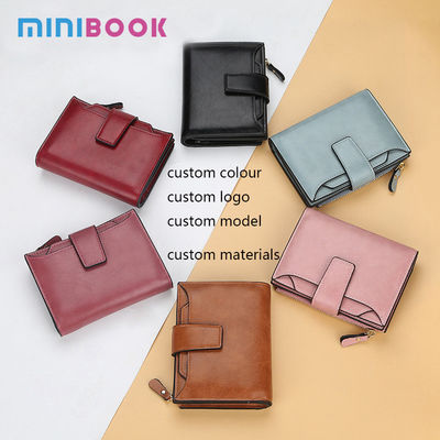 Multifunctional Leather Wallet with Clamshell Closure and Card Storage