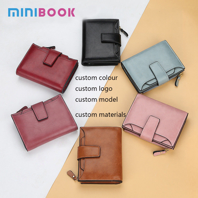 Multifunctional Leather Wallet with Clamshell Closure and Card Storage